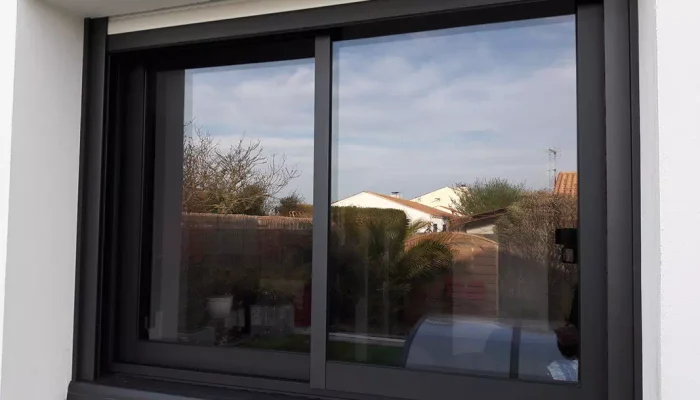 Pose d'une fenêtre par JP PRIN, menuisier à Machecoul