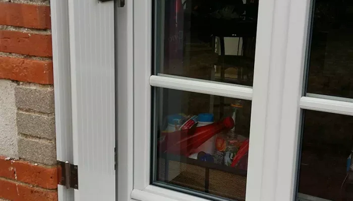 Pose d'une fenêtre par JP PRIN, menuisier à Machecoul