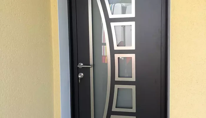 Pose d'une porte d'entrée par JP PRIN, menuisier à Machecoul