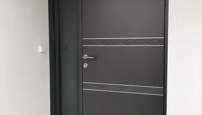 Pose d'une porte d'entrée par JP PRIN, menuisier à Machecoul