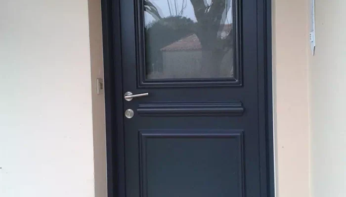 Pose d'une porte d'entrée par JP PRIN, menuisier à Machecoul