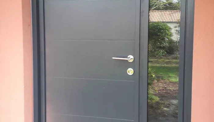 Pose d'une porte d'entrée par JP PRIN, menuisier à Machecoul