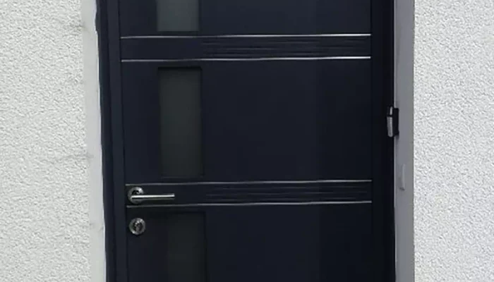 Pose d'une porte d'entrée par JP PRIN, menuisier à Machecoul