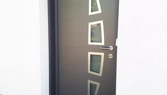 Pose d'une porte d'entrée par JP PRIN, menuisier à Machecoul