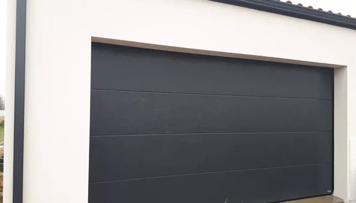 Pose d'une porte de garage par JP PRIN, menuisier à Machecoul